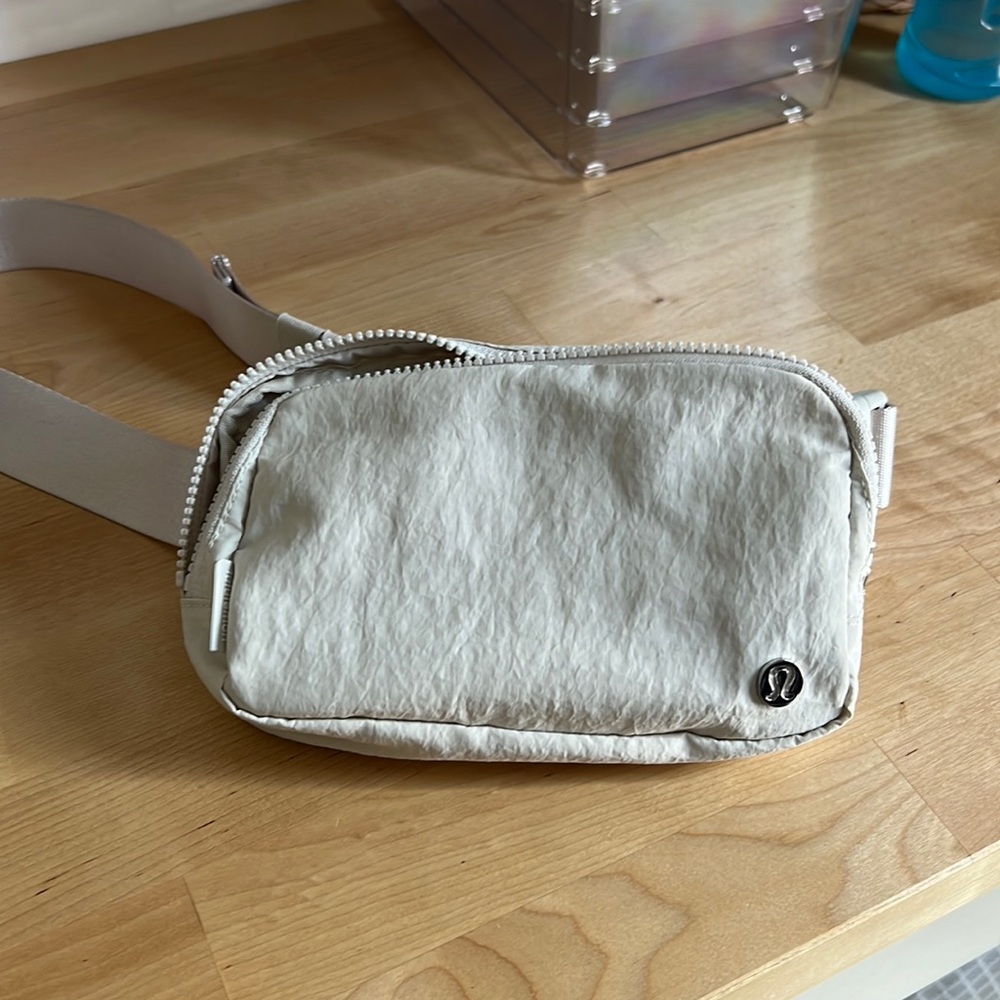 New Lululemon everywhere belt bag white opal